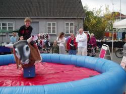 Kristian p tur. Familien kigger beundrende p.