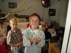 Kristian med fødselsdagsgaver.