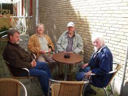 Det hyggelige selskab afventende servering. The very nice people waiting to be served.