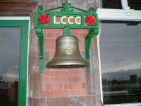 Klokken, der starter kampen og kalder spillerne ud efter pauserne. The bell at Old Trafford