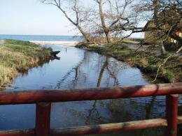 Giber Å's udmunding i Århusbugten ved Moesgård Strand.