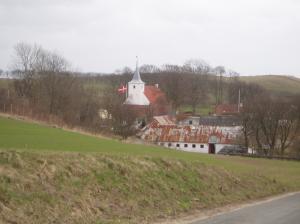 Jeg passerede den meget smukke og gamle Agri Kirke p min vej.