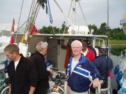 Hele feltet ombord i Studstrup Lystbdehavn. The whole peleton have boarded at Studstrup Yachtharbour.