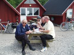 Frokostpause ved Nappedam. Som det ses, satte de mest begavede sig forrest. Lunchbreak. As you can see the brightest of us were in front.