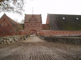 Indkørsel til Skaføgård beliggende ca. 4 km. fra Mørke. Gården blev bygget 1579-1582.