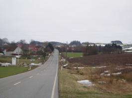 Opkørsel på 1,8 km. fra denne side. Nedkørsel på modsatte side på 2,0 km. Jeg nyder altid nedkørslen meget, for da er jeg træt.