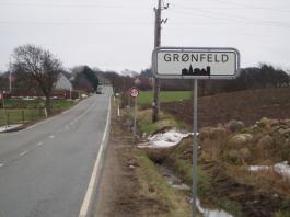 Starten på Grønfeld-bakken. Ser uskyldig ud, men er det ikke. Opkørslen fra denne side er 1,8 km. med en max stigningspct. på vel 6-7. Jeg har ingen problemer med at overholde den angivne fartbegrænsning på 60 km./timen.