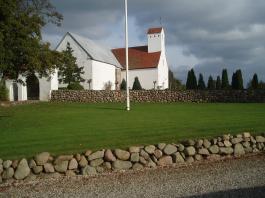 Den smukke Todbjerg Kirke. Det ligner et truende uvejr i baggrunden, men det var det slet ikke.