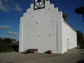Min solskinsplet ved gavle af Grundfør Kirke. Ikke under 25 grader.