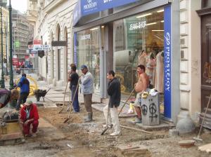 alle venter spndte p at f noget at bestille. the man in red is annoyed because he hasn't got a shovel to lean on.