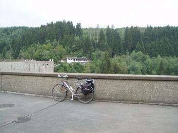 Jeg var enormt tilfreds med mig selv, da jeg nede dmningen. After a mountain climb of 6 miles I reached the dam in Oker Valley, Germany. I was very pleased with myself.