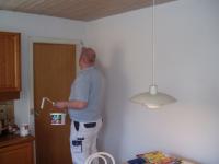 første omgang maling påføres. first painting being applied. peter needs no ladder.