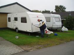 Vores nye havekarl igang med campingvognene. Begge blev vasket. Hans løn overskuelig.