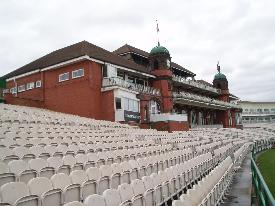 Ogs tid til at besge den bermte cricketbane Old Trafford. Also time for a pilgrimage to Old Trafford Cricket ground.