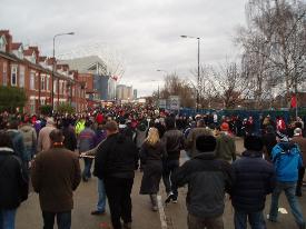 Flere af samme. Banen ses i baggrunden. More spectators with entrance in the background.