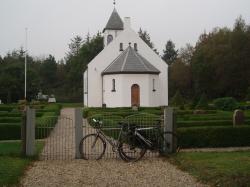 den kønne børsmose kirke ikke langt fra vejers i det sydvestlige jylland. bemærk vores cykler, som var ganske udmattede af den hårde modvind.