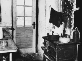 Køkken i husvildelejlighed anno ca. 1950. Her boede Fryse-Frederik og Prinsessen.