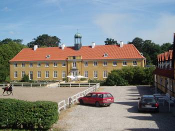 Møllerup set fra ridebanen.