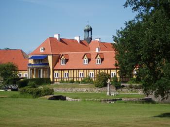 Møllerup set fra parken på en varm og smuk sommerdag.