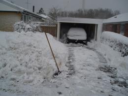 Det tog 3 kvarter at grave bilen fri. It took 45 minutes to clear the snow behind our car.