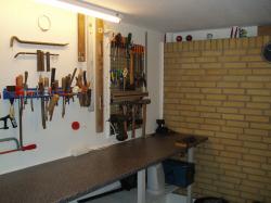 Mit flotte arbejdsbord. Bemrk udstillingen af raritetet verst til hjre. Bl.a. 2 cricketbolde. My worktable + exhibition of rare items on top including two cricketballs.